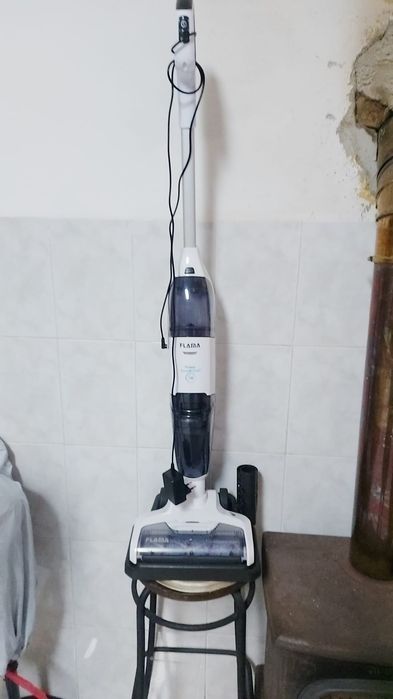 Aspirador vertical aspira e lava