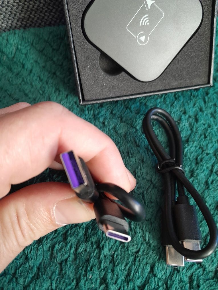 bezprzewodowy adapter CarPlay/Android Auto.