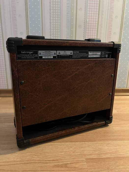 Комбоусилитель для акустической гитары Behringer Ultracoustic AT108