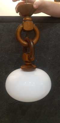 Lampa, żyrandol na drewnianych elementach