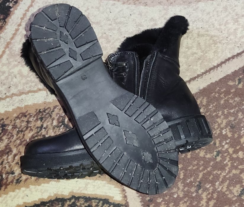 Ботінки жіночі практично нові,39 розмір