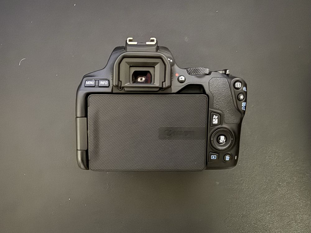Canon EOS 250D + Objetiva + Bolsa de Acessórios Originais