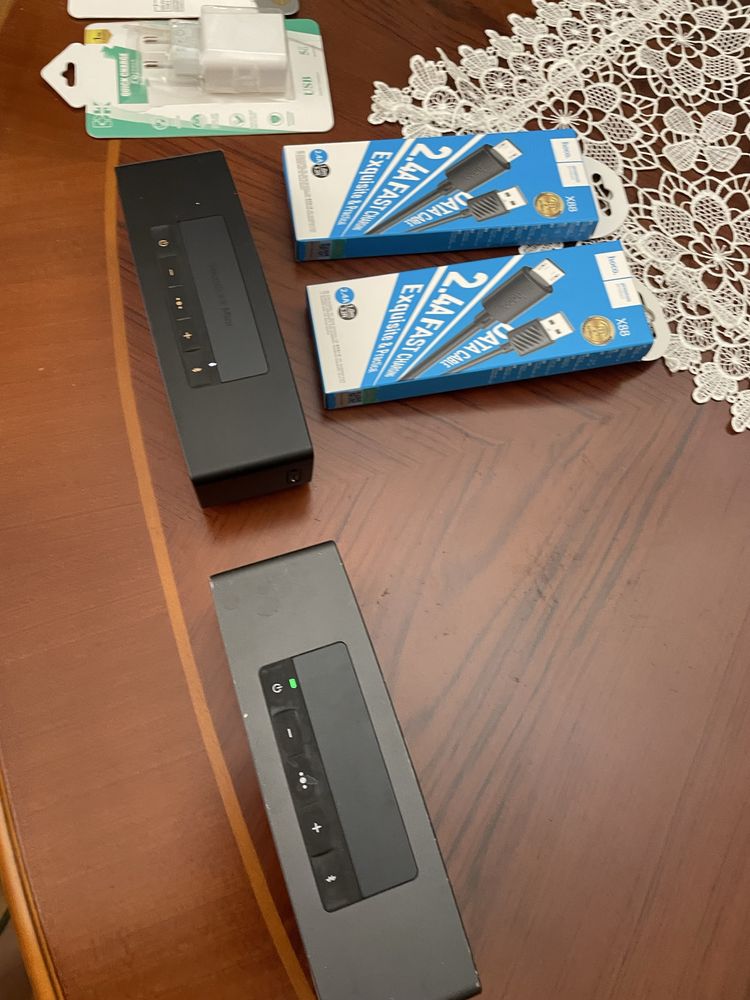 Bose soundlink mini ser 2., 2 ( две шт) 2. Зарядных блока, 2 провода