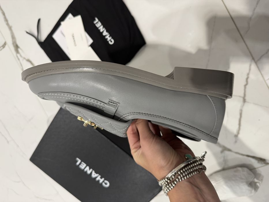 Лофери Chanel сірі трендовий колір