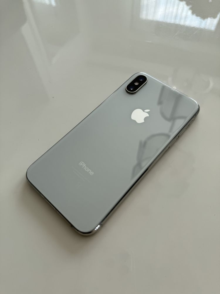 Iphone X 64 GB + słuchawki + ładowarka