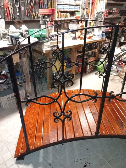 Mostek ogrodowy kuty