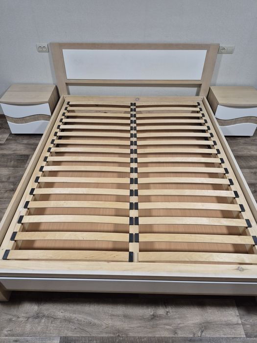 Ліжко дерев'яне двоспальне 1600*2000 з матрасом та тумбочками