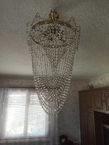 Люстра потолочная хрустальная на 5 лампочек.