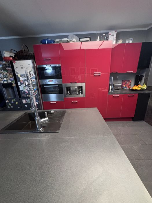 Meble kuchenne z dużą wyspą i AGD