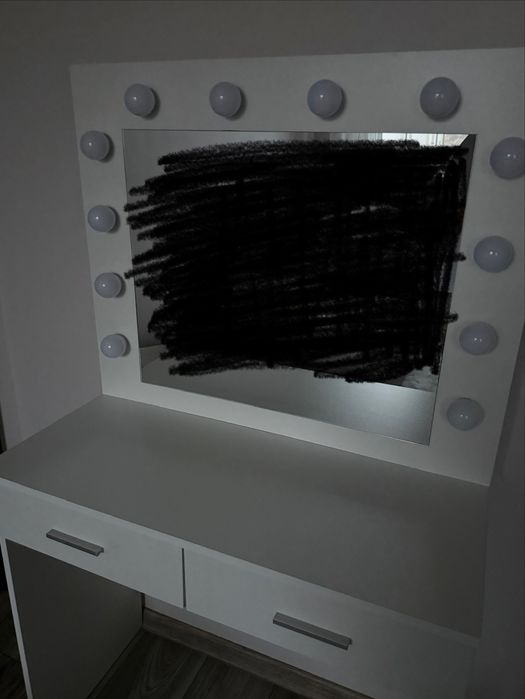 Toaletka z lustrem i oświetleniem LED