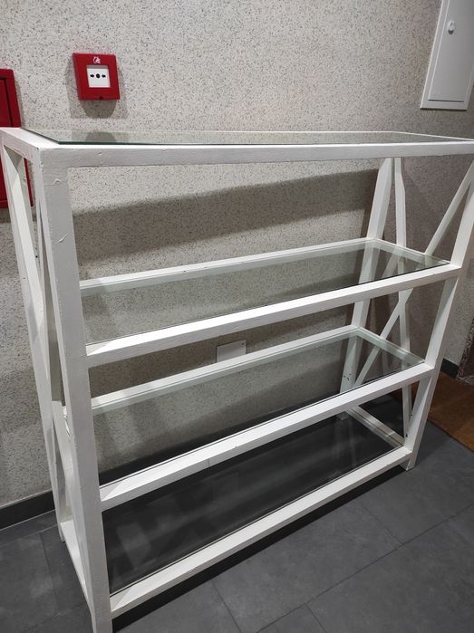 Estante em madeira e vidro