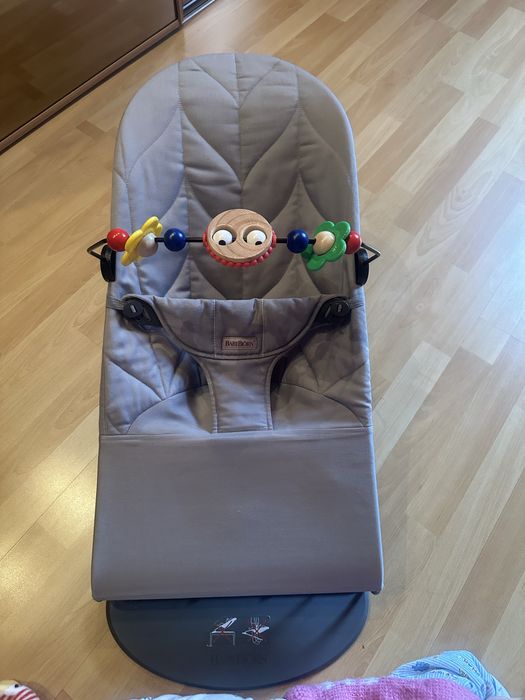 Продам шезлонг Baby Bjorn
