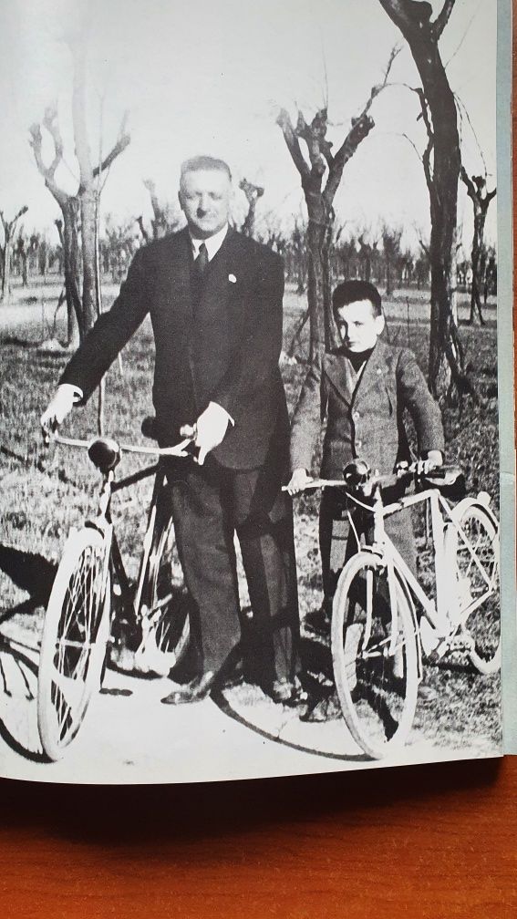 Książka autorstwa Enzo Ferrari " Ferrari " Rosso rarrissimo 1974
