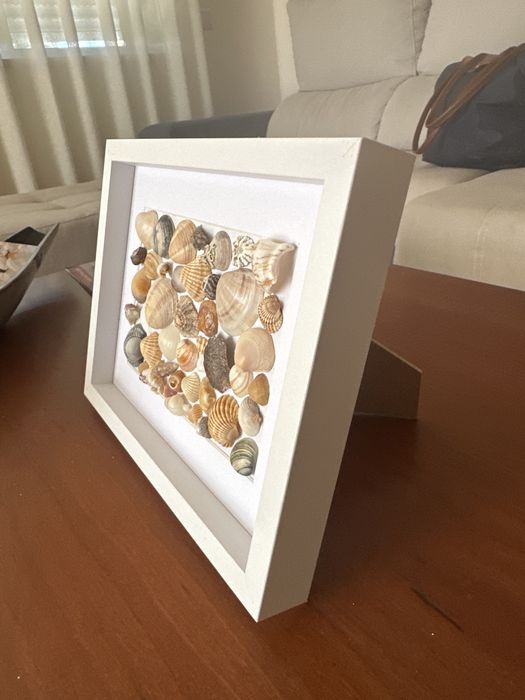 quadro decorativo feito à mão com materiais marinhos