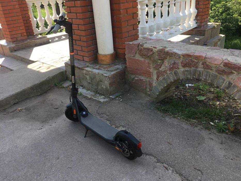 Продам електросамокат Ninebot KickScooter F25E