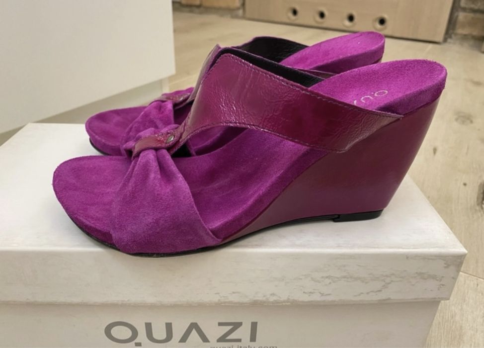 Całkowicie nowe skórzane klapki na koturnach rozm.36