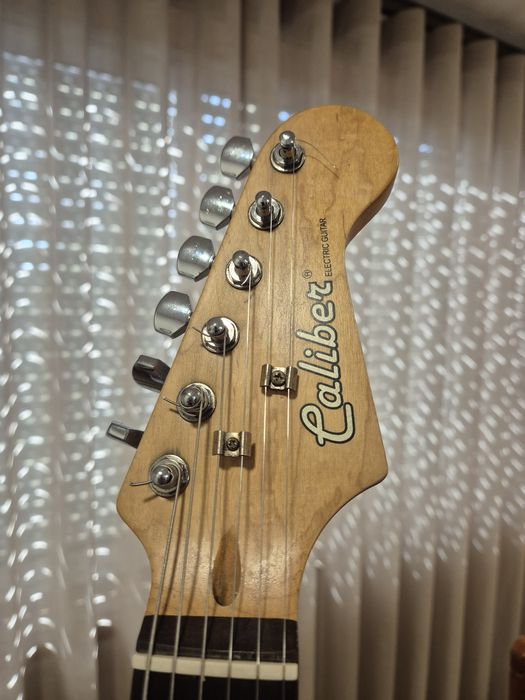 Guitarra elétrica Caliber