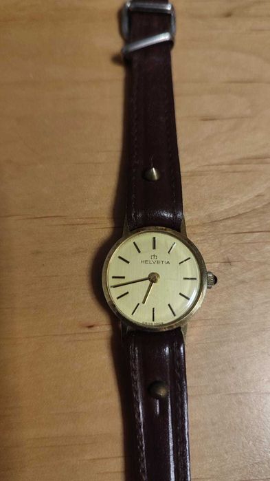 Złoty zegarek damski, szwajcarski Helvetia. Działający, stan bdb.
