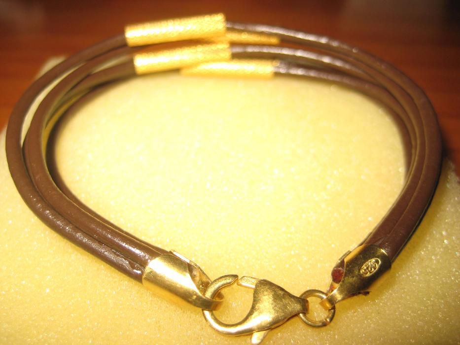 Pulseira couro c/fecho e aplicações prata dourada(NOVA)