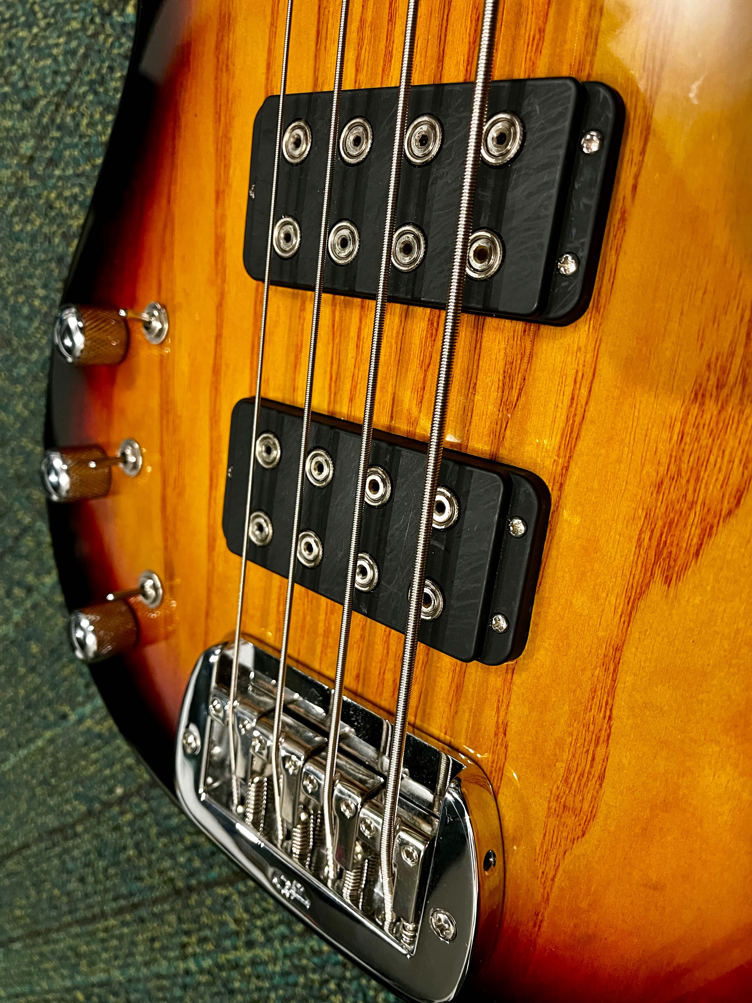 Leworęczna gitara basowa G&L Tribute L-2000