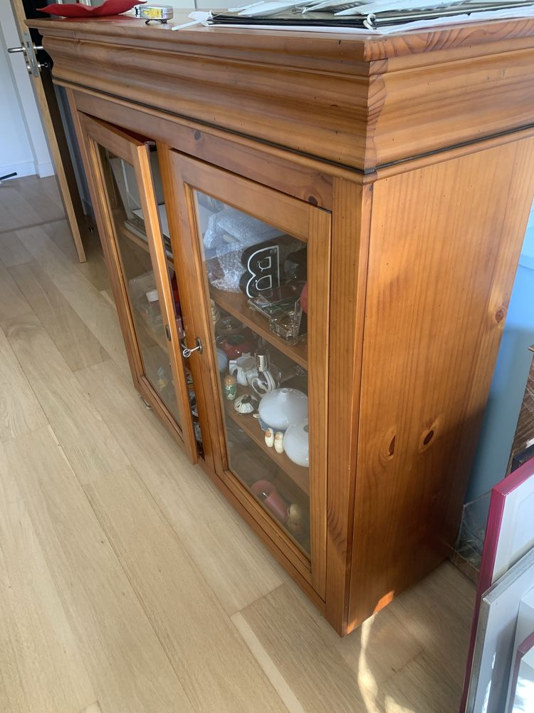 Móvel vitrine com uma prateleira