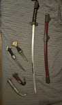 Conjunto de Réplicas Decorativas – Katana, Espingarda, Punhais e Daga