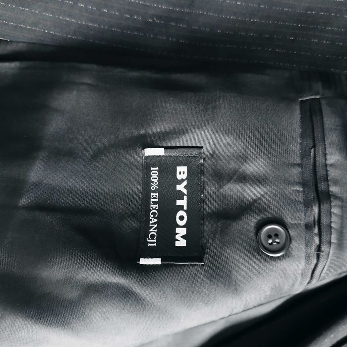 Garnitur męski w cienkie prążki czarny "Bytom" - XL + krawat