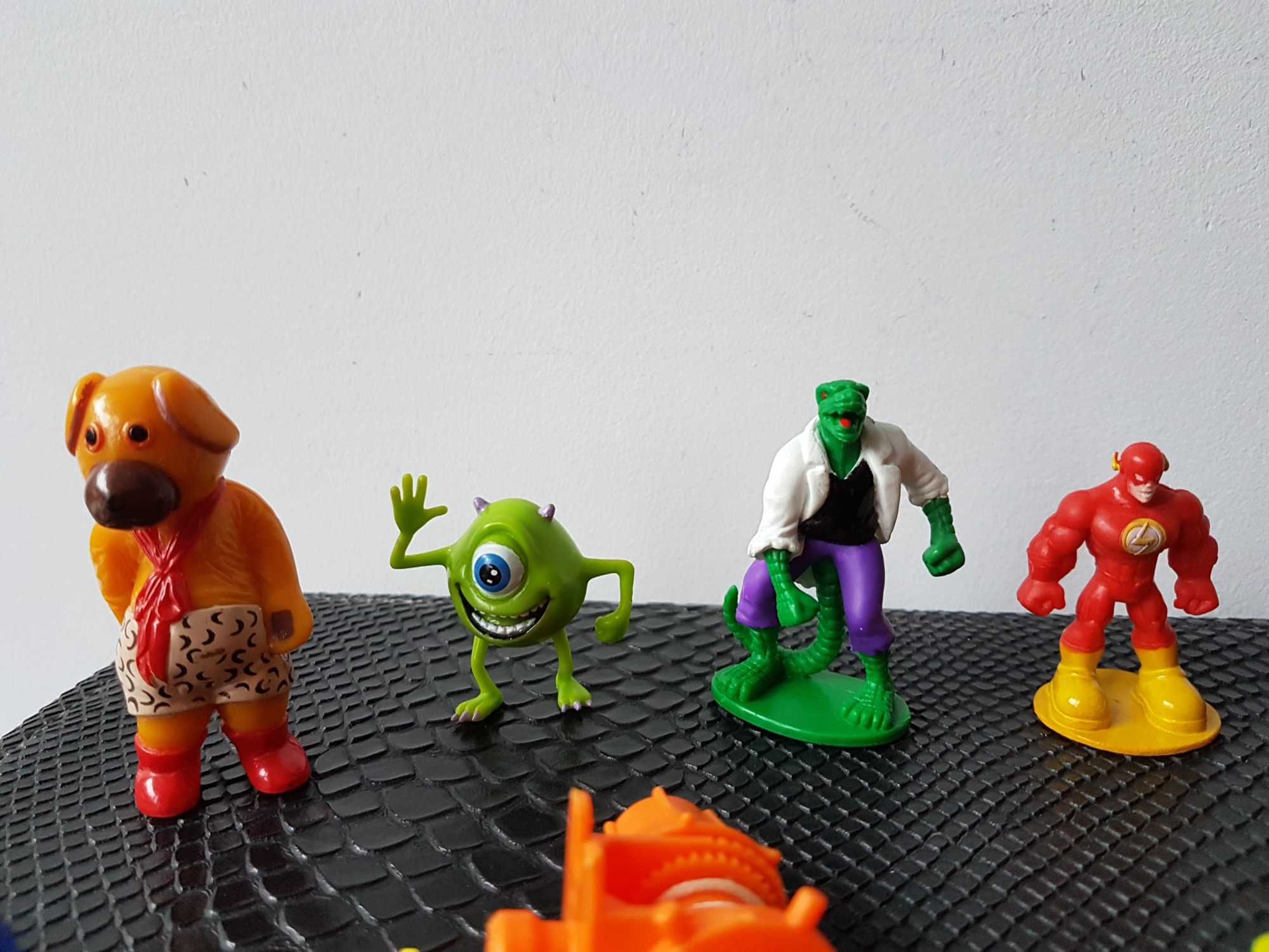 Auto Hot Wheels Mattel Figurki TM&DC Comics Robin Flash Dinozaury