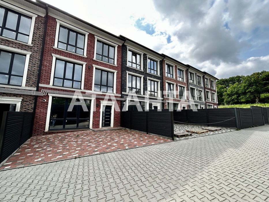 Танхаус зданий+ 2 гаражі з документами