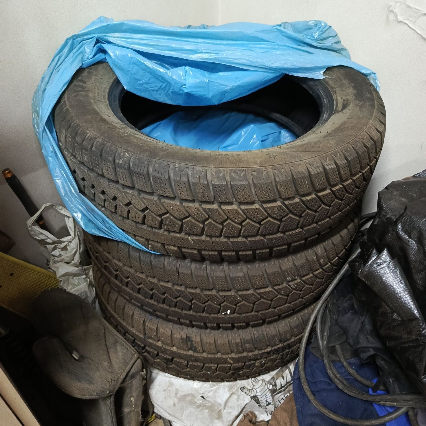 Opony zimowe komplet 225/60R17 99H