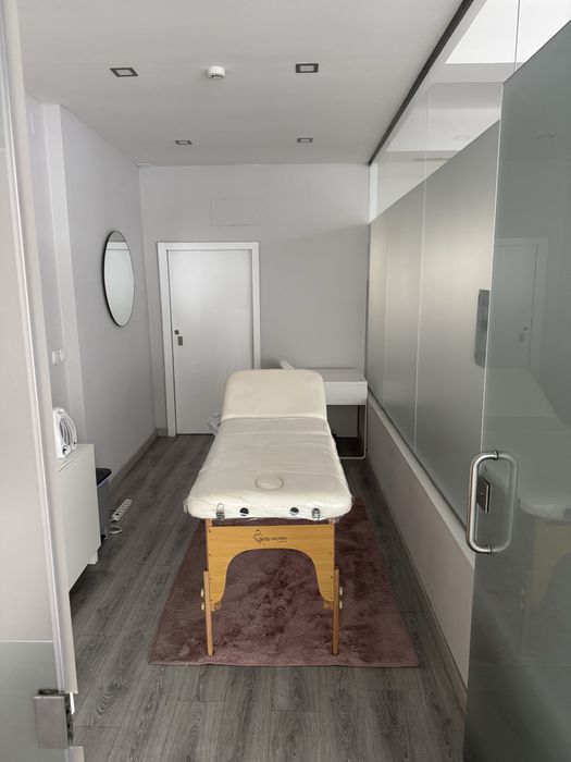 Espaço de estética com máquina de depilação a laser