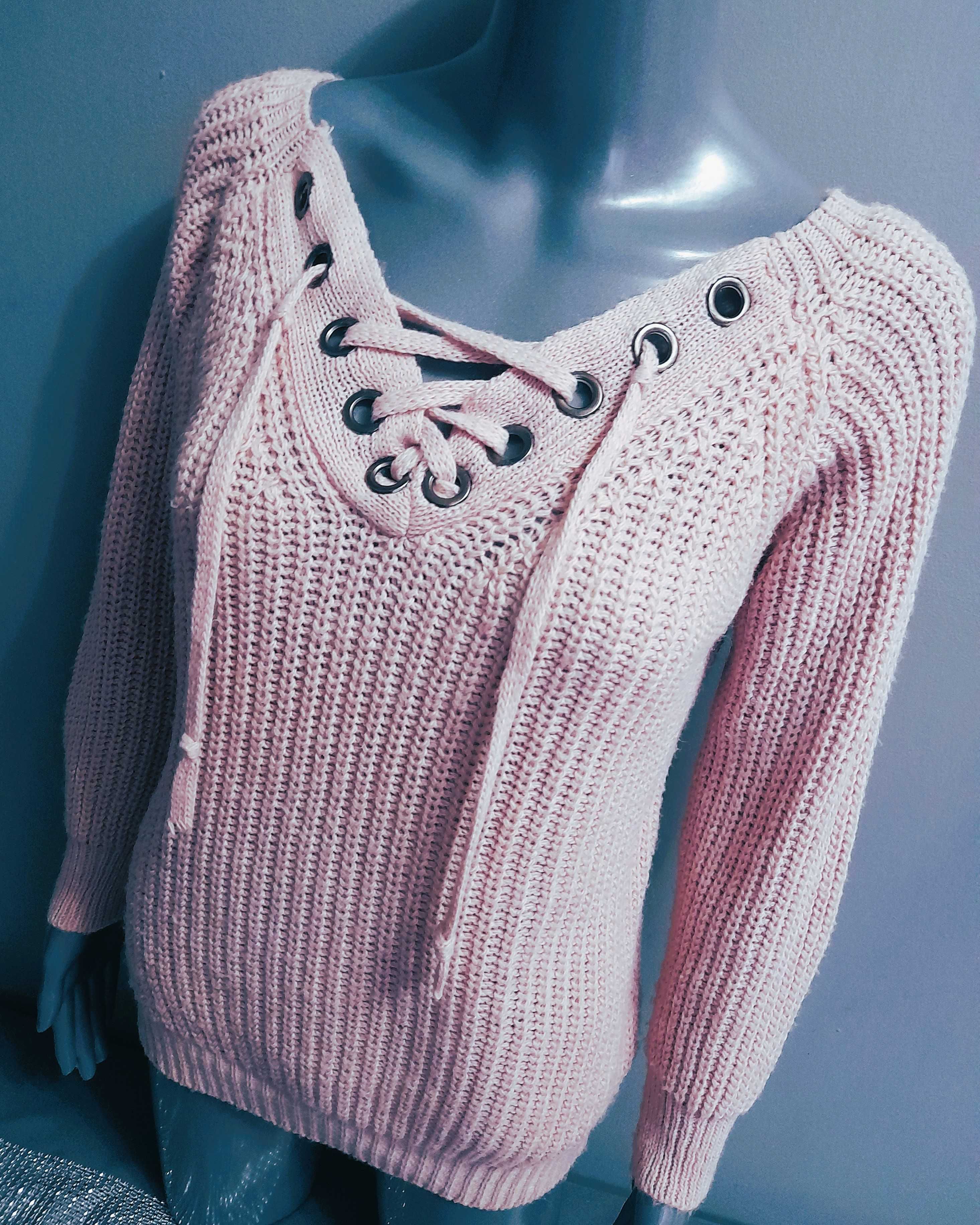 Pudrowy róż ciepły sweterek wiązany w dekolcie