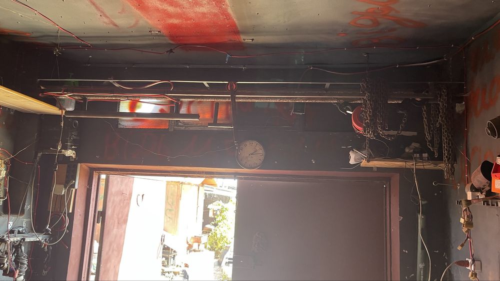 Продам гараж з інструментом під сто