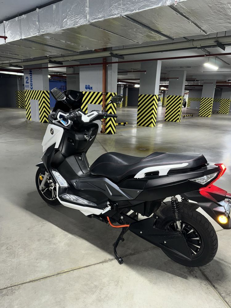 Электромотоцикл  TMAX Like.bike maxi электроскутер