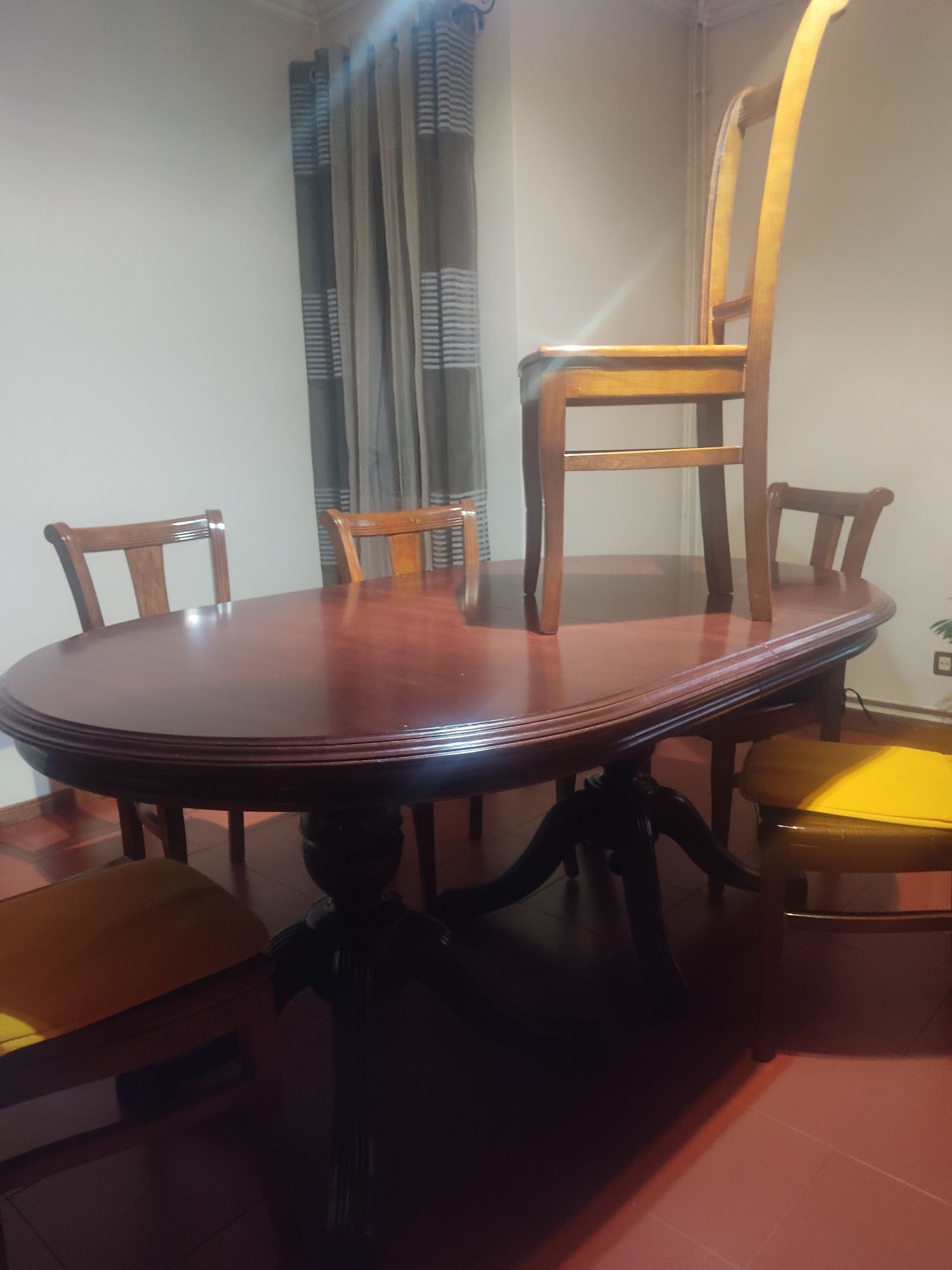 Vendo mesa e cadeiras