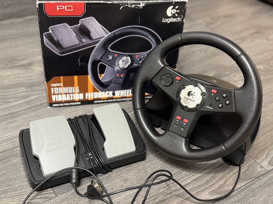 Продам игровой руль с педалями Logitech
