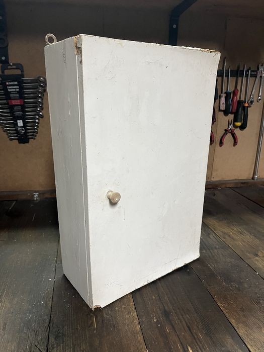 Apteczka drewniana z Prl do powieszania na ścianę