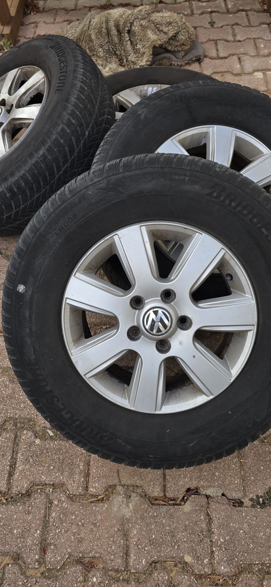 4 jantes originais Volkswagen de 16’’ com pneus de inverno Bridgestone