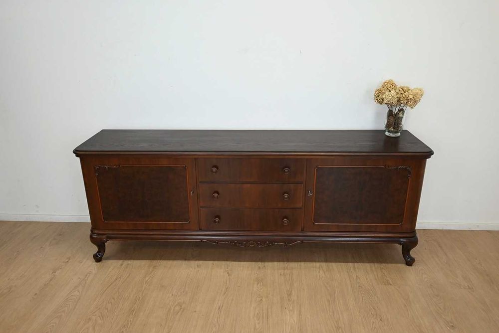 niska długa komoda na giętych nogach 102802