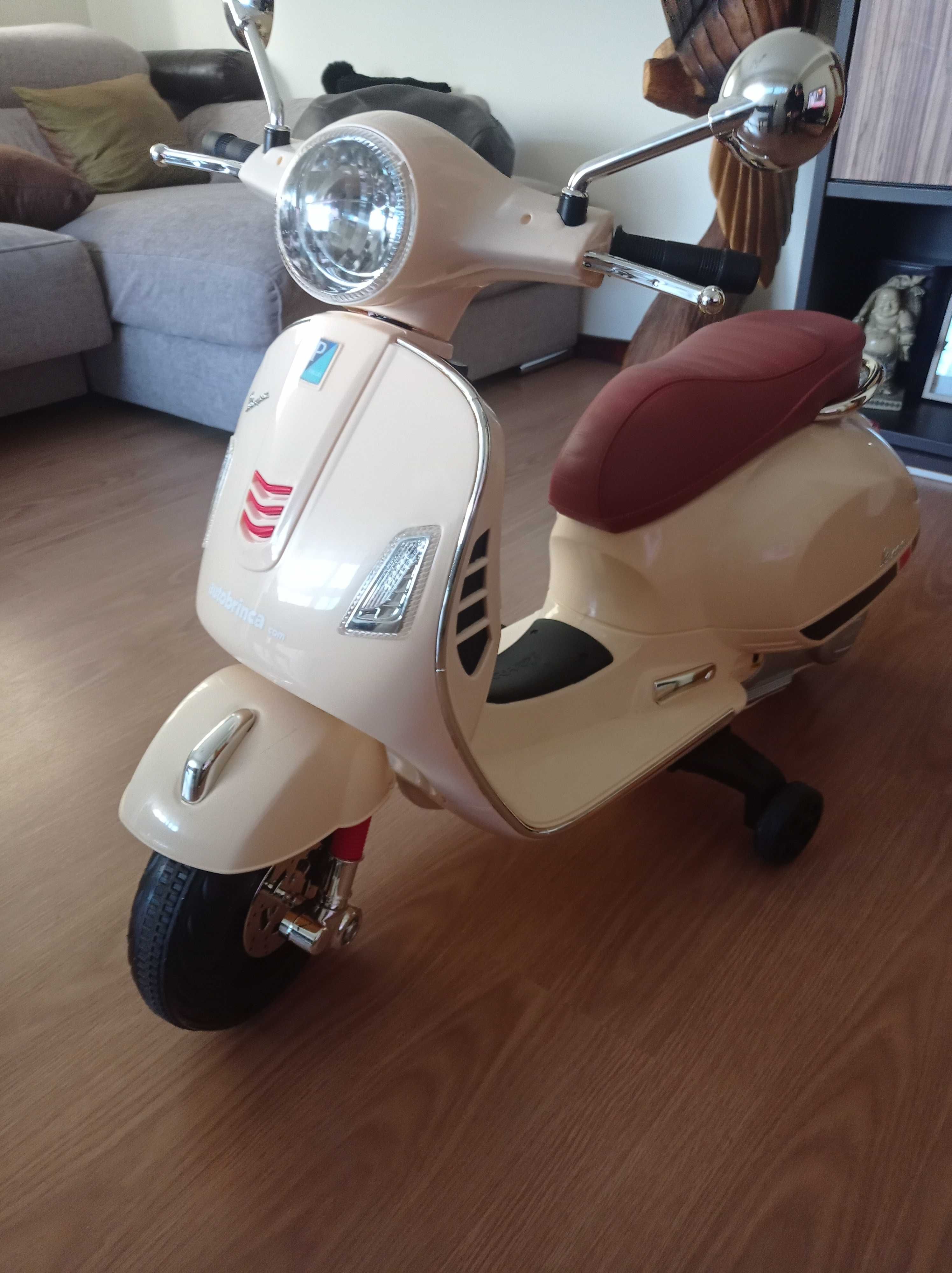 Vespa beje infantil