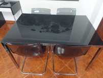 Mesa Vidro e Cadeiras