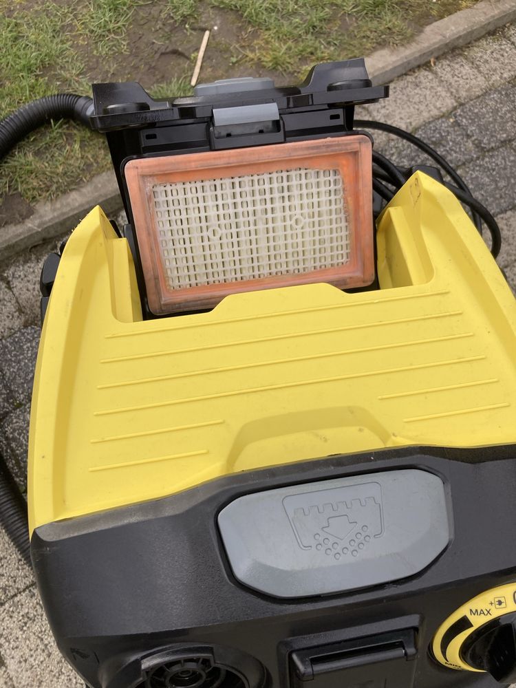 Odkurzacz Karcher MV5 P z gniazdem i otrzasaczem