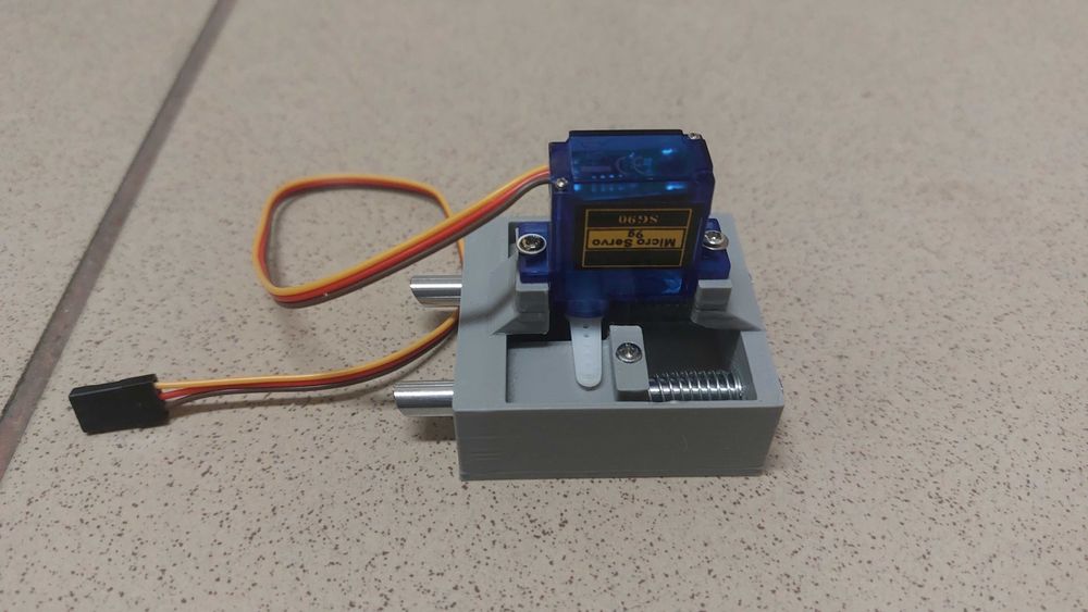 Mechanizm klap spustowych do łódki zanętowej