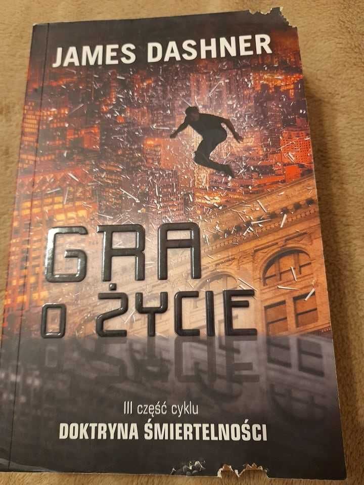 Gra o życie, cz. III, James Dashner