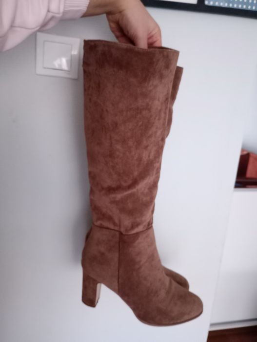 Długie zamszowe kozaki damskie na obcasie słupku