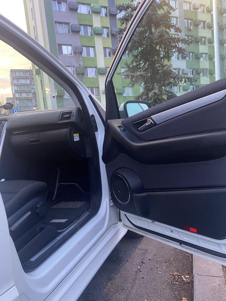 Mercedes-Benz B-180 2010року