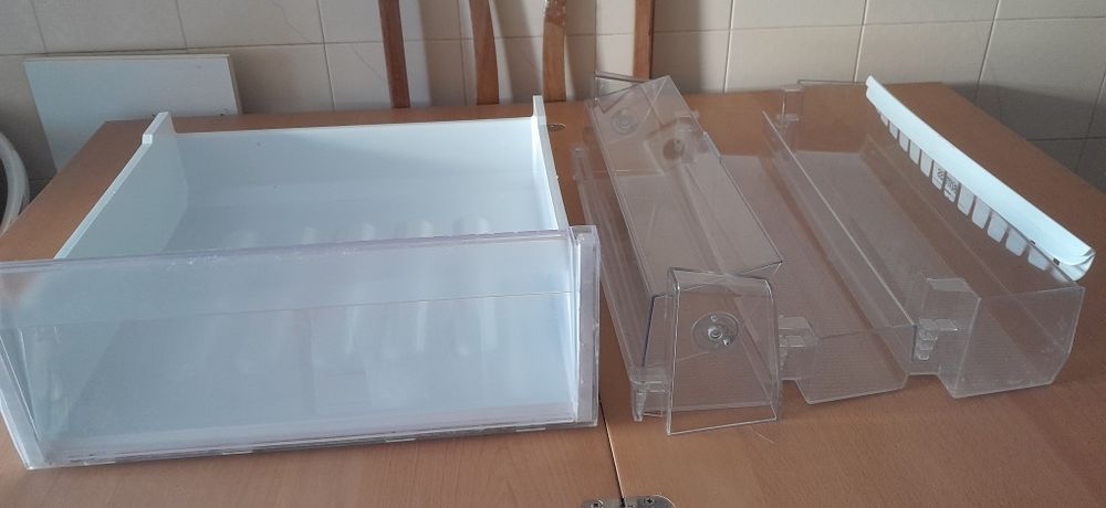 Vendo acessórios frigorífico (combinado) da marca Ariston-Hotpoint