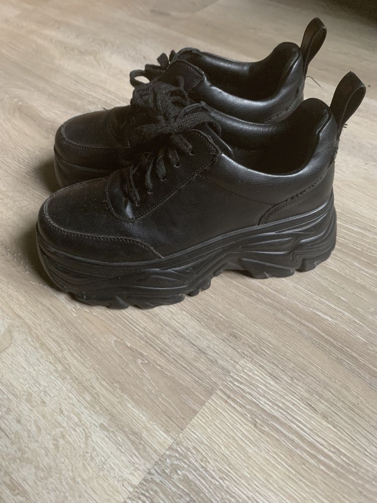 Czarne wysokie buty z łańcuchem rozmiar 37