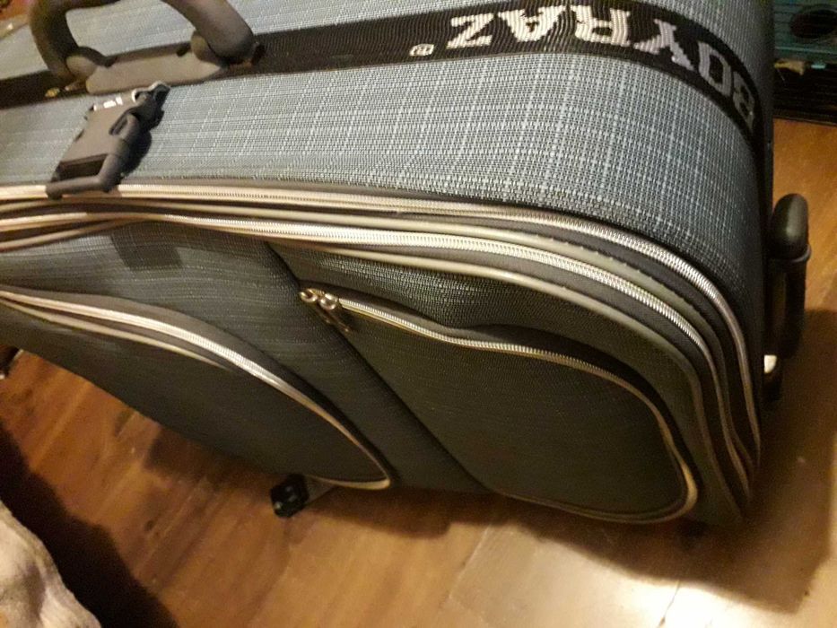 Duża walizka podróżna na kółkach