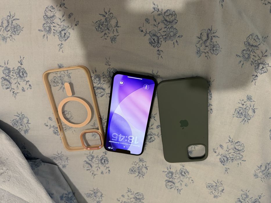 Vendo ipone 13 em bom estado com algumas capss e a e a caixa original